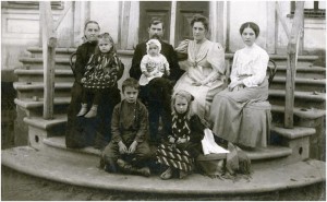 Семья Веденяпиных на крыльце дома для врачей. 1908-1909 гг.